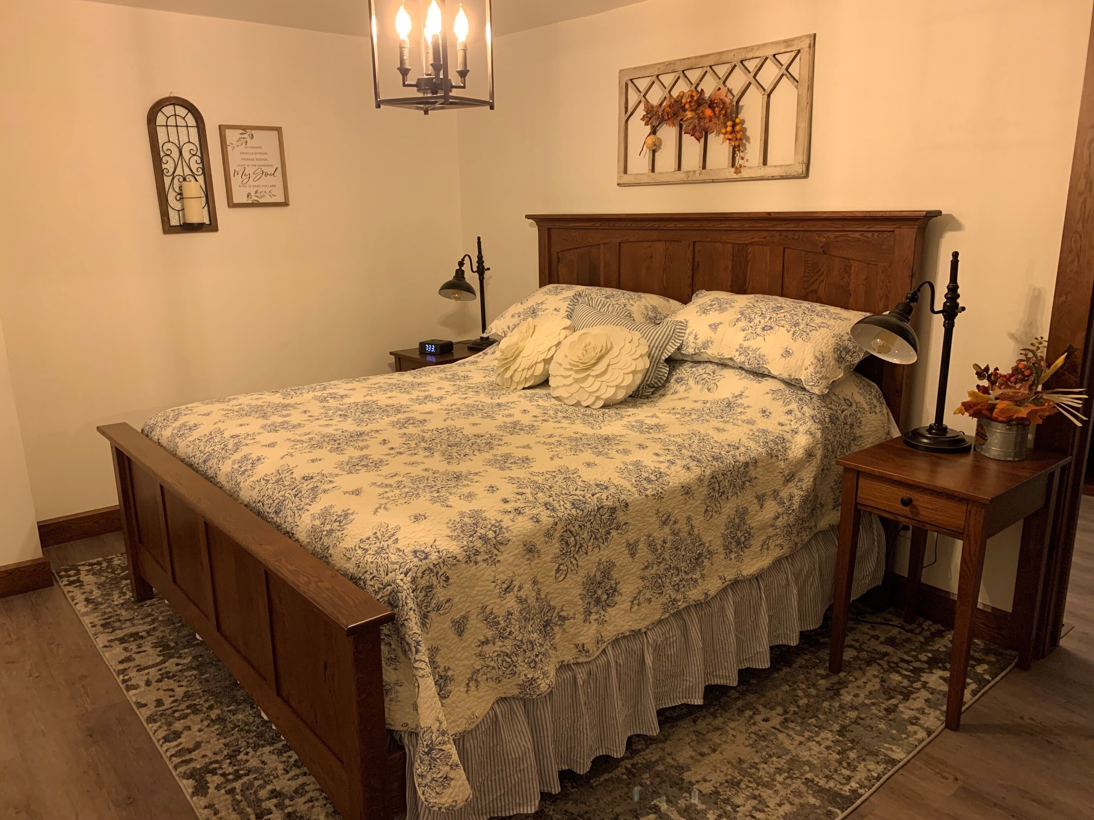 1 chambre, fer et planche à repasser, lit de bébé portatif