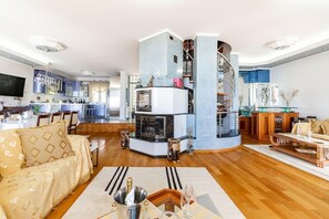 Fernseher, Kamin, Stereoanlage