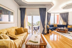 Televisión, chimenea y estéreo 