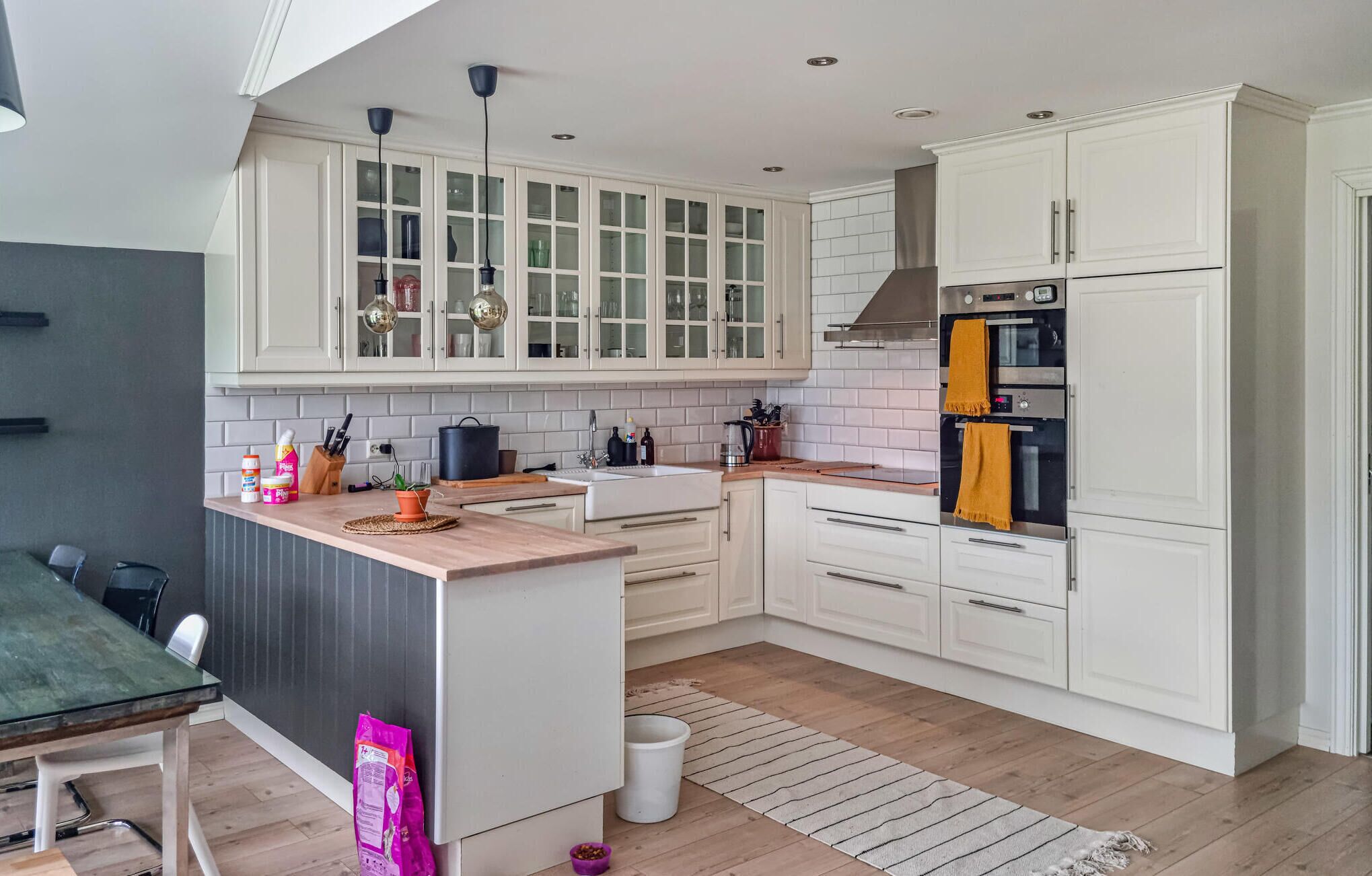 Jääkaappi, uuni, liesi, astianpesukone