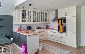 Fridge, oven, stovetop, dishwasher - 4 bedroom nice home in Farsund (Farsund)