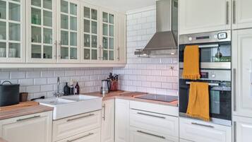 Frigorífico, horno, placa de cocina y lavavajillas