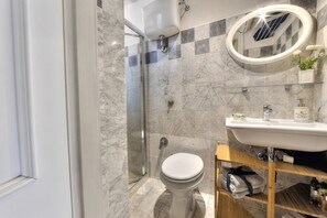 Shower, hair dryer, towels, shampoo - Santo Spirito Romantic by Mmega (Firenze)
