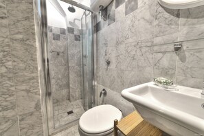 Een douche, een haardroger, handdoeken, shampoo