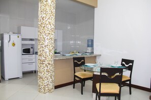 Classic-pientalo | Yksityinen keittiö | Jääkaappi, mikroaaltouuni, leivänpaahdin, tehosekoitin