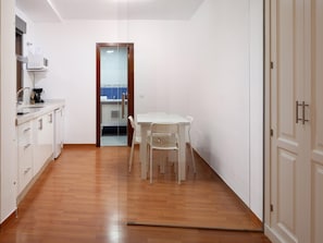 Frigorífico, microondas, horno y cafetera o tetera