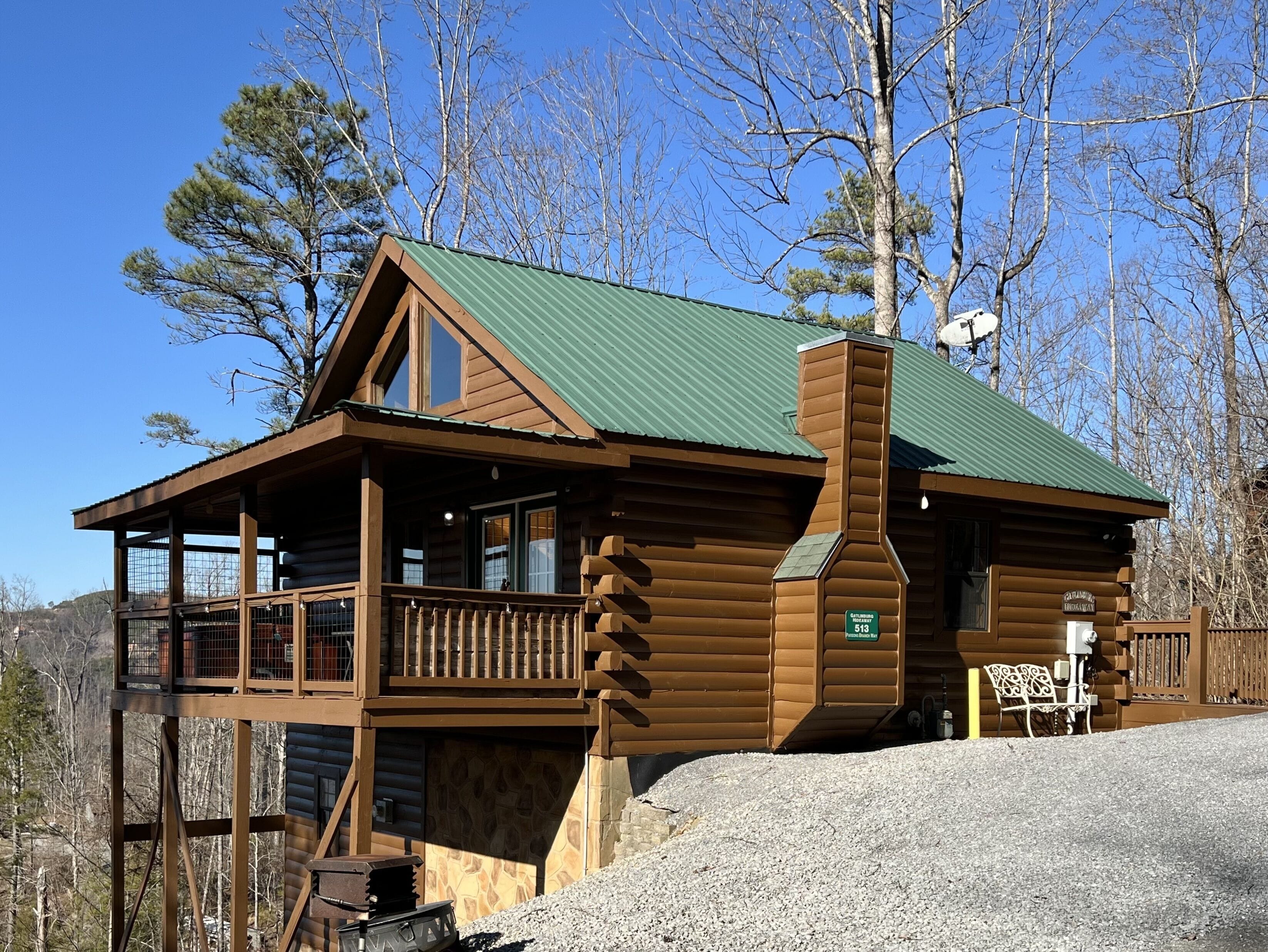 Close to park & downtown! Pool table, Hot Tub, Mountain Views, Fast Wifi = Fun! 
