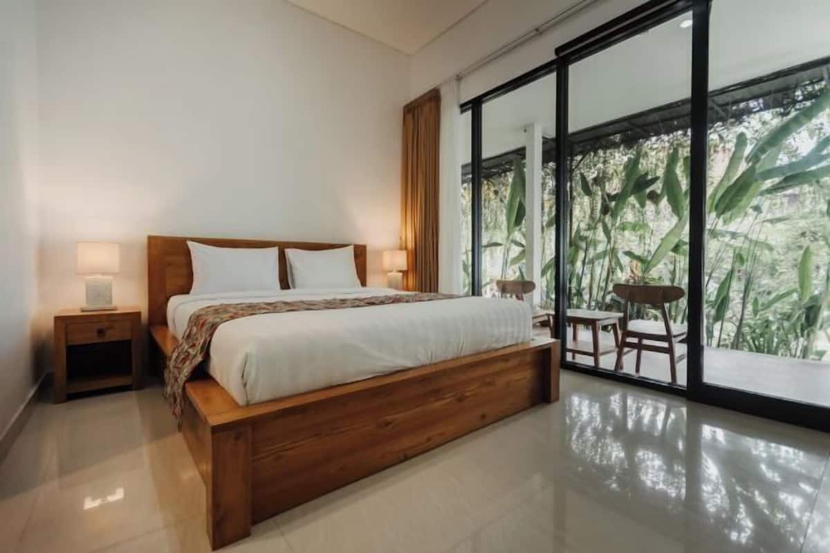 Desk, WiFi (free), bed sheets