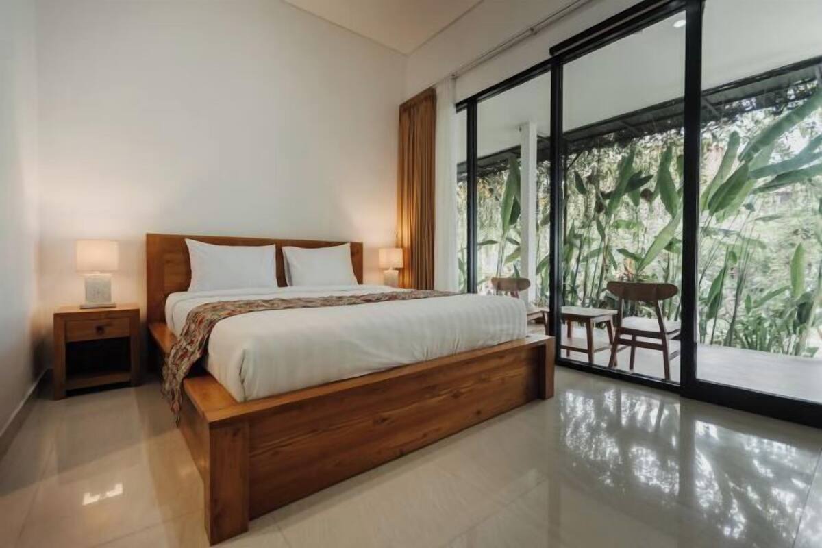 Escritorio, wifi gratis y ropa de cama
