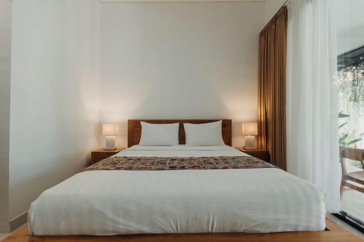 Desk, WiFi (free), bed sheets