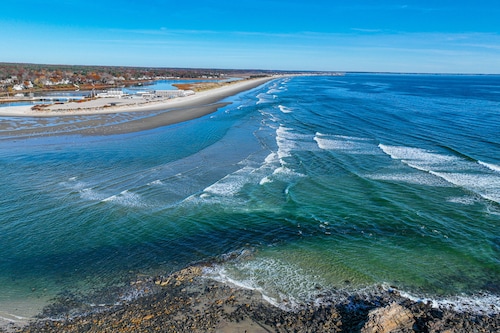 Stunning & luxurious ocean-view home with balcony & W/D