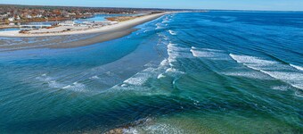 Stunning & luxurious ocean-view home with balcony & W/D