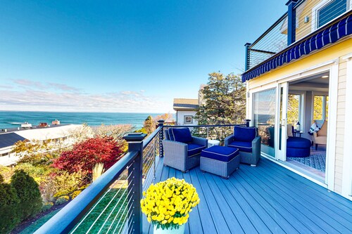Stunning & luxurious ocean-view home with balcony & W/D