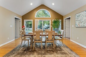 A dining room with a high ceiling, large windows, and a view of the outdoors. - Fireside Winter Escape Near DC Holiday Lights (Silver Spring)