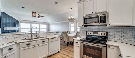 冷蔵庫、電子レンジ、オーブン、コンロ