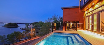 Seacliff- Luxury Halifax Waterfront Paradise -Pool, Hot Tub, Wharf & Boathouse