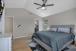 4 habitaciones, escritorio y tabla de planchar con plancha 