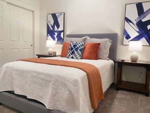 1 室のベッドルーム、デスク、アイロン / アイロン台、旅行用ベビーベッド