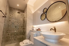 A bathroom with a large sink, a mirror, and a shower. - Lanna Bonita Boutique Hotel (Chiang Mai)