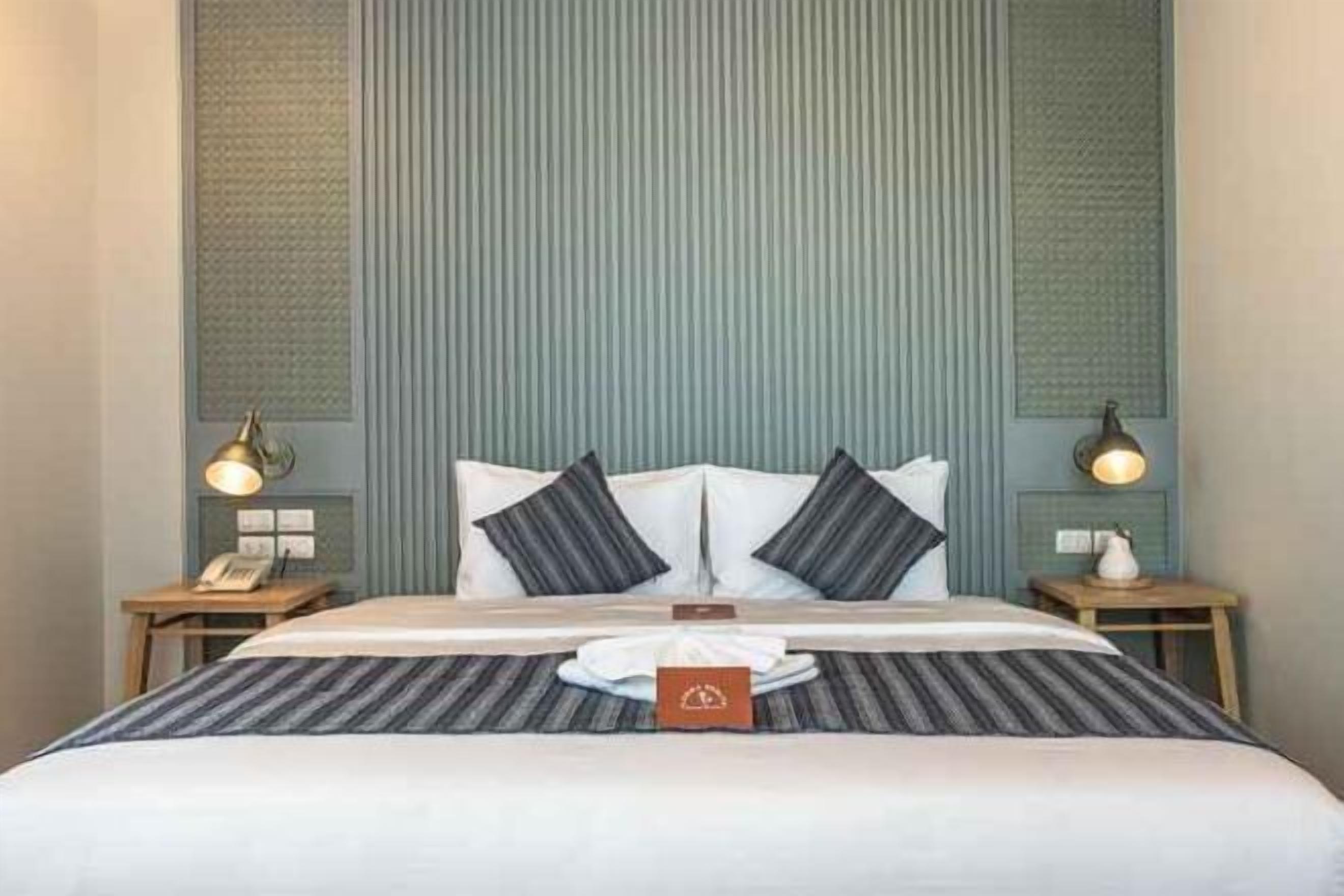 Värdeförvaringsskåp på rummet, individuell inredning och skrivbord