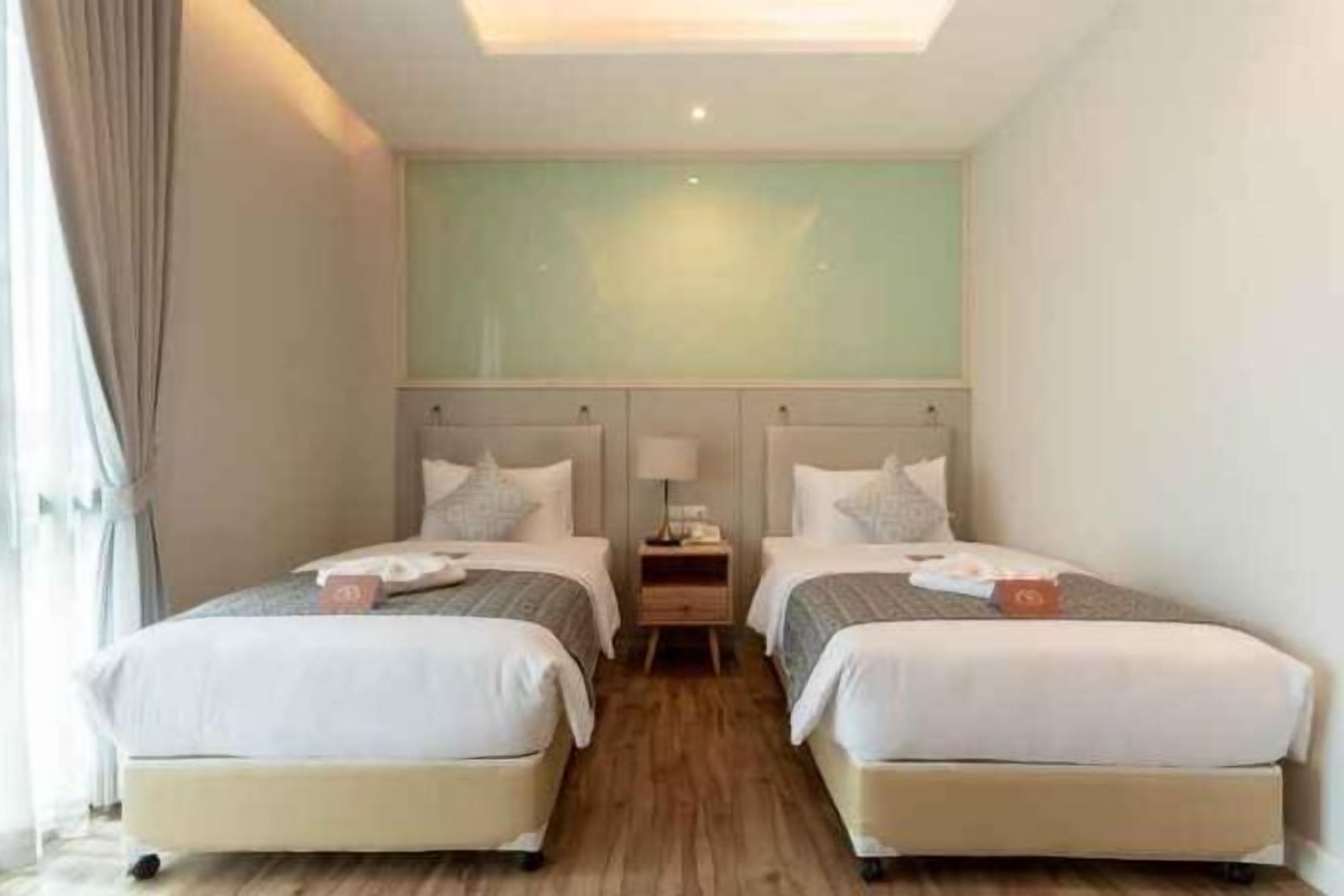 Een kluis op de kamer, individueel gedecoreerd, een bureau