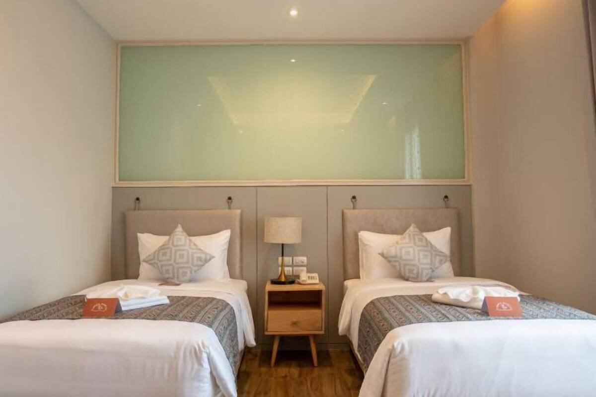 Cofres nos quartos, individualmente decorados, escrivaninha