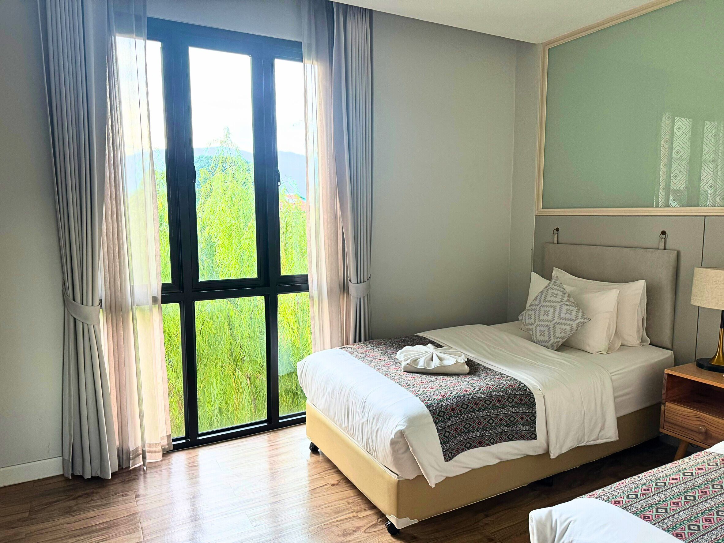 Superior with mountain view | Värdeförvaringsskåp på rummet, individuell inredning och skrivbord