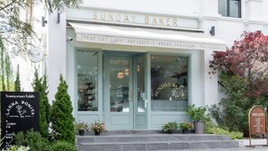A building with a sign reading "Sunday Baker" and "Bread Croissant Patisserie." - Lanna Bonita Boutique Hotel (Chiang Mai)