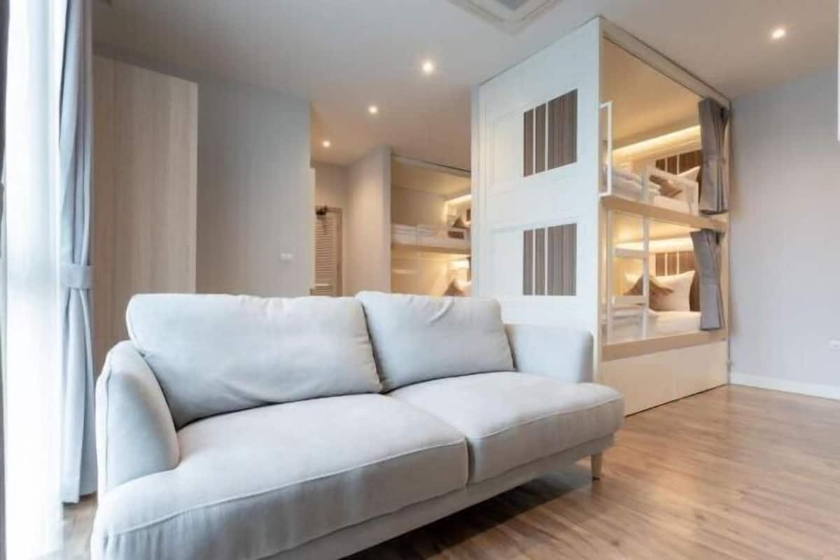 Cofres nos quartos, individualmente decorados, escrivaninha