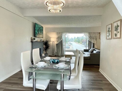 Lovely 3-bedroom upper rental unit