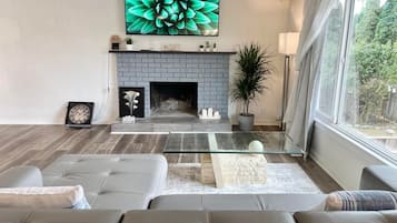 Télévision, cheminée, baby-foot