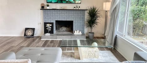 Fernseher, Kamin, Tischfußball