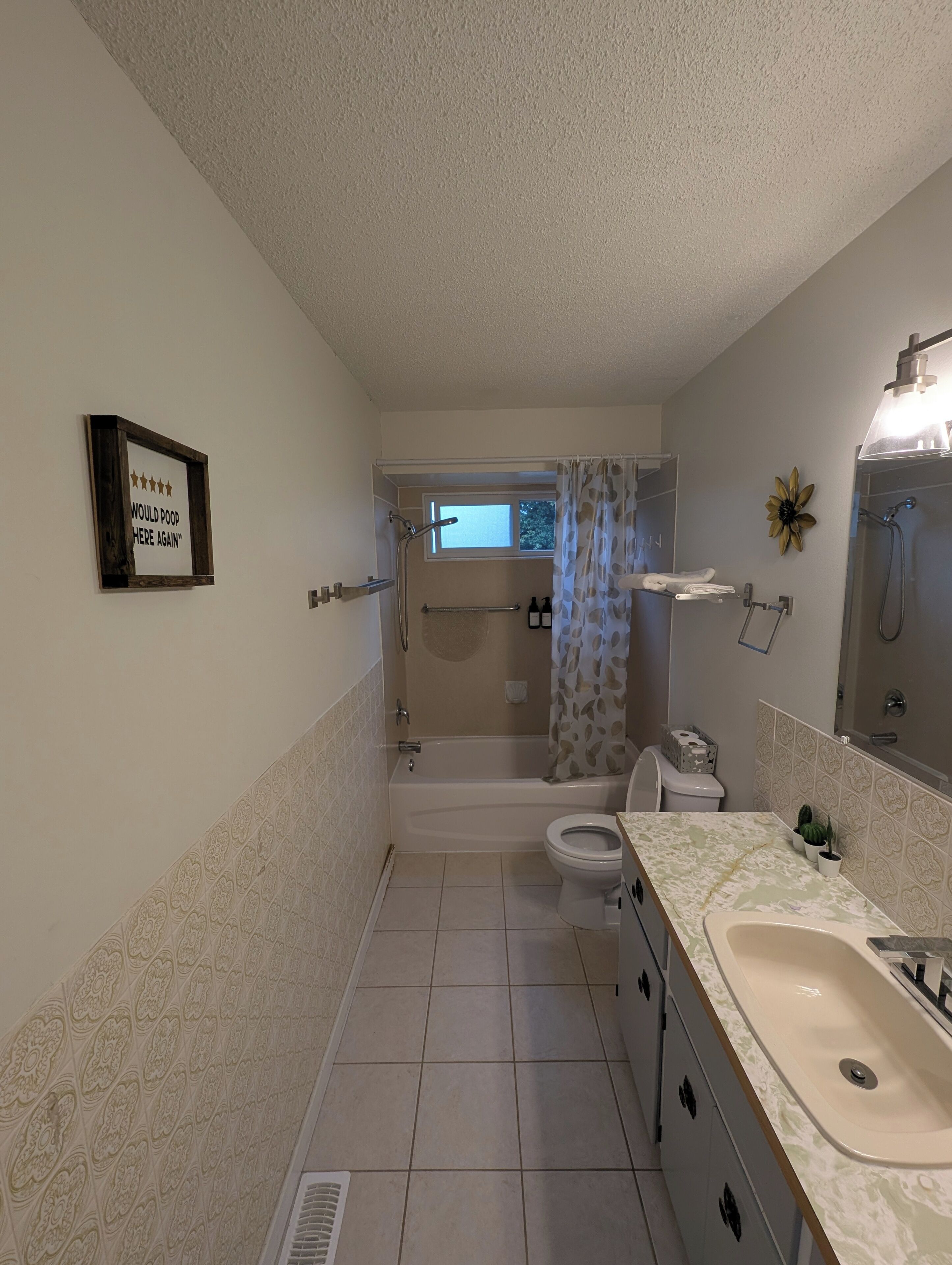 Un baño con ducha, inodoro y lavamanos.