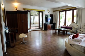 Honeymoon Suite | In-room safe, blackout curtains, iron/ironing board, free WiFi