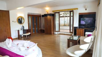 Honeymoon Suite | In-room safe, blackout curtains, iron/ironing board, free WiFi