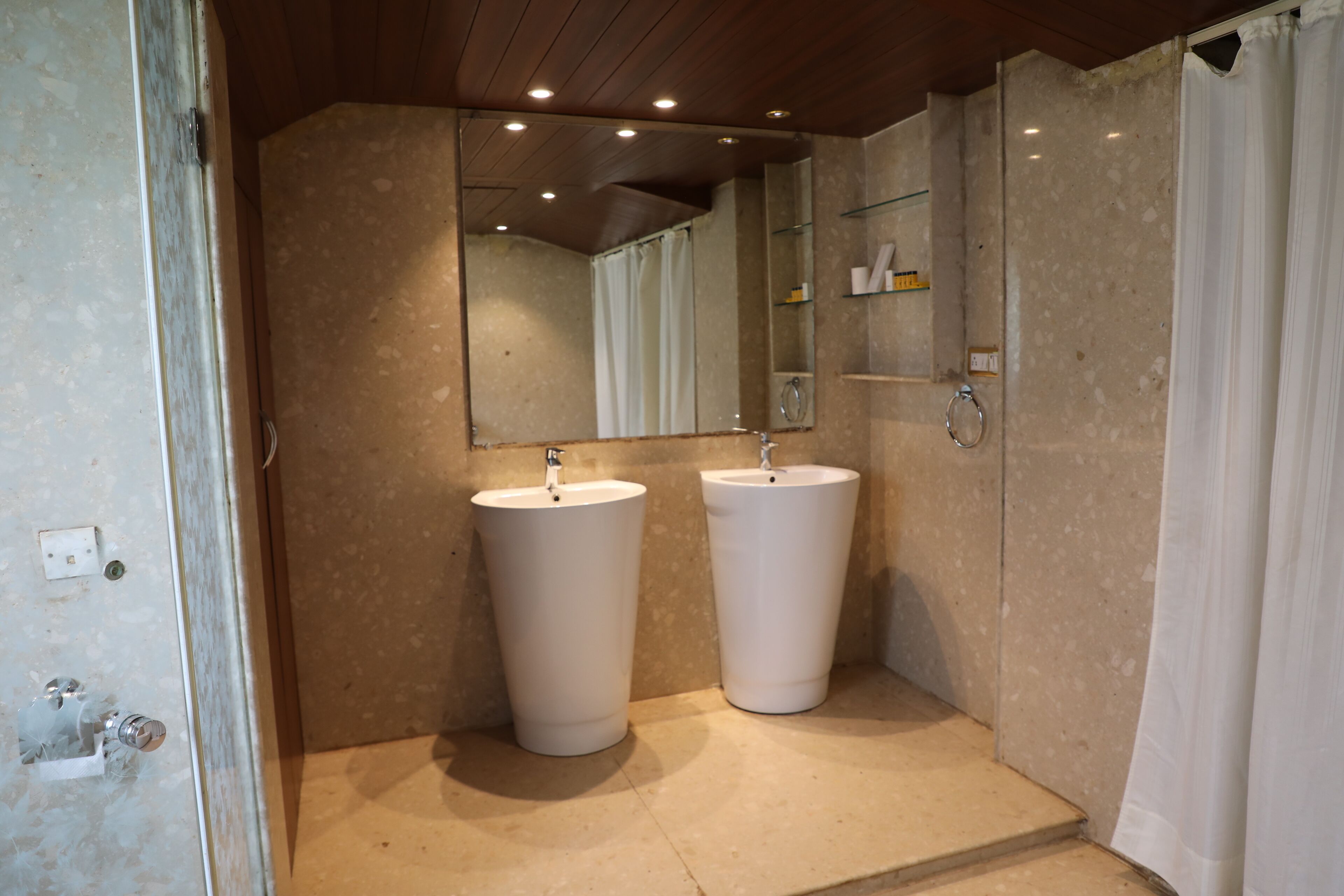 ห้องจูเนียร์สตูดิโอสวีท, เตียงใหญ่ 1 เตียง, วิวสระว่ายน้ำ, ริมสระว่ายน้ำ | ห้องน้ำ | รองเท้าสวมภายในห้อง