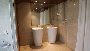 Junior-Studiosuite, 1 Doppelbett, Poolblick, Poolseite | Badezimmer | Hausschuhe