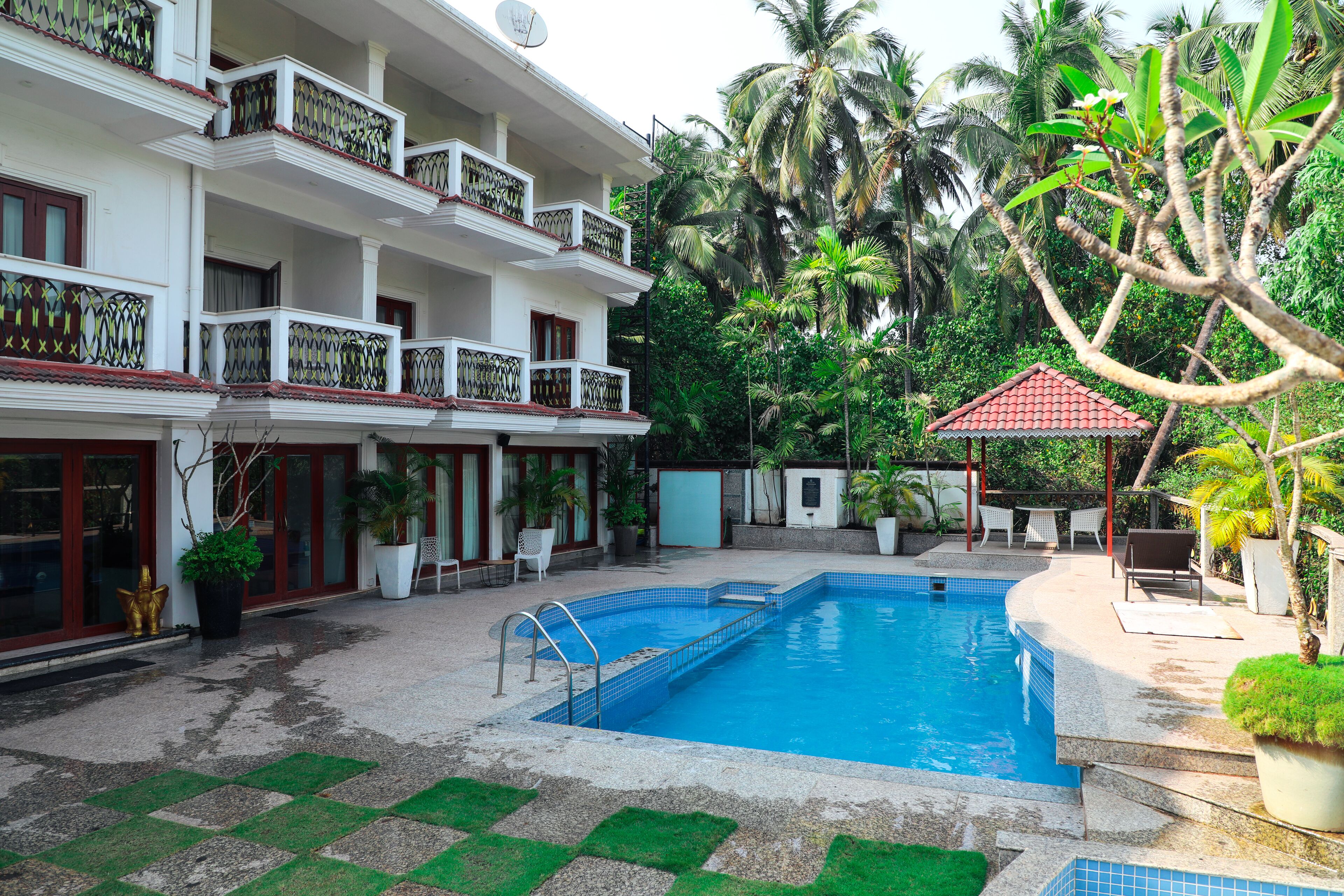 2 สระว่ายน้ำกลางแจ้ง