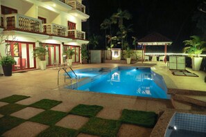 2 piscines extérieures