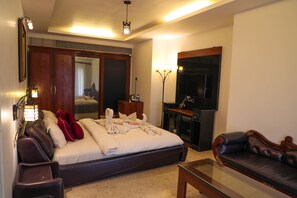 Suite monolocale Luxury, 1 letto matrimoniale, vista giardino, al piano terra | Una cassaforte in camera, tende oscuranti, ferro/asse da stiro