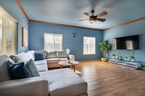 Champagne — Sunny House Near Sac Downtown and Airport