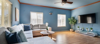 Champagne — Sunny House Near Sac Downtown and Airport