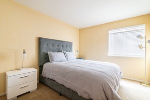 4 bedrooms, iron/ironing board, WiFi - Champagne — Sunny House Near Sac Downtown and Airport (Sacramento)