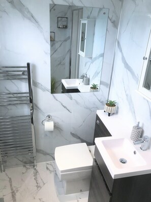 تجهيزات دش، مجففات شعر، مناشف، صابون