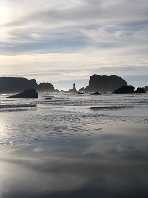 Beach nearby, beach towels - Cozy 3BR Bungalow~1 Block to Beach~Shuffleboard~Ocean & River Views~Bandon Dunes (Bandon)
