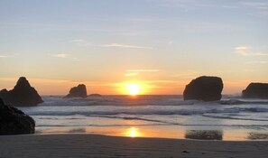 Beach nearby, beach towels - Cozy 3BR Bungalow~1 Block to Beach~Shuffleboard~Ocean & River Views~Bandon Dunes (Bandon)