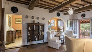 Un accogliente soggiorno con camino, una libreria e un'area pranzo con tavolo e sedie.