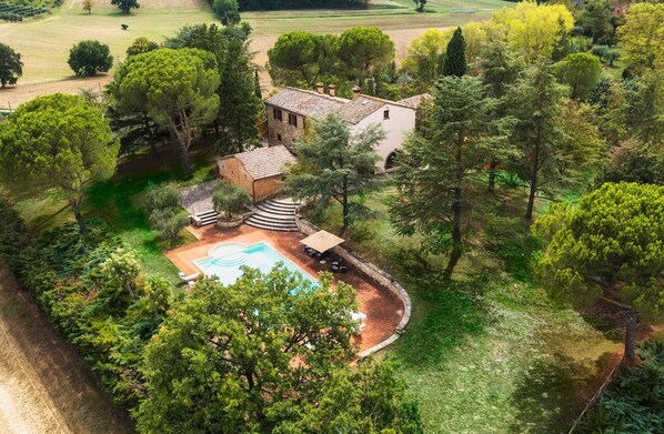 A house with a swimming pool surrounded by trees and a garden. - Fonte Pinella 8 in Chiusi (Chiusi)