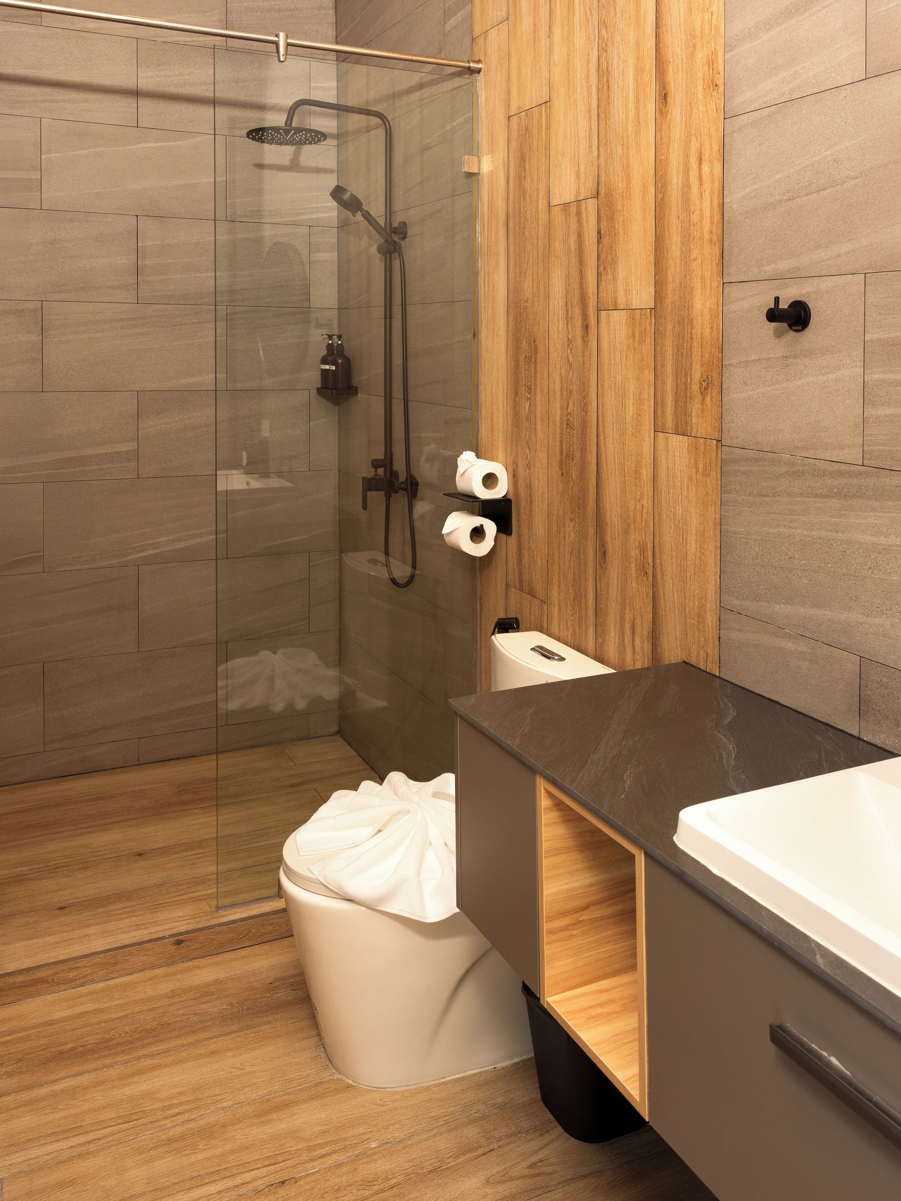 Deluxe Double Room, 1 King Bed, City View | Bathroom