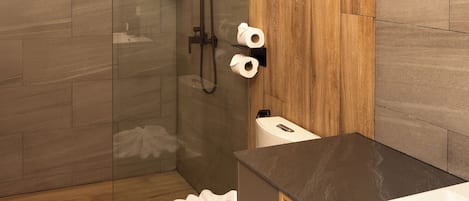 Deluxe-Doppelzimmer, 1 King-Bett, Stadtblick | Badezimmer | Dusche, Regendusche, kostenlose Toilettenartikel, Bidet